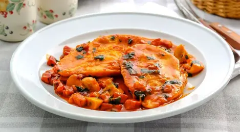 Côtelettes de poulet dans une poêle