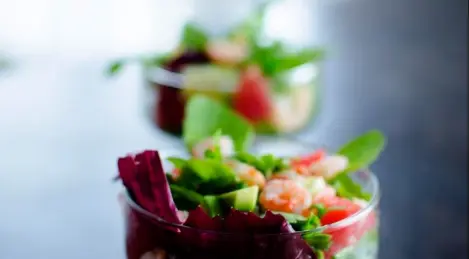 Insalata con pompelmo e gamberi