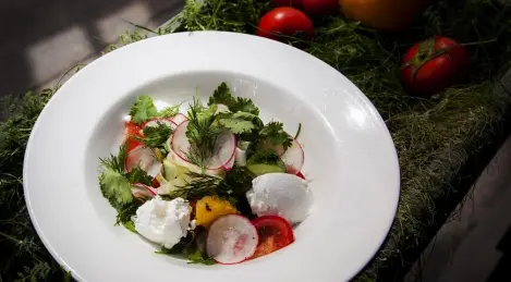 Vegetable salad with chavrou cheese