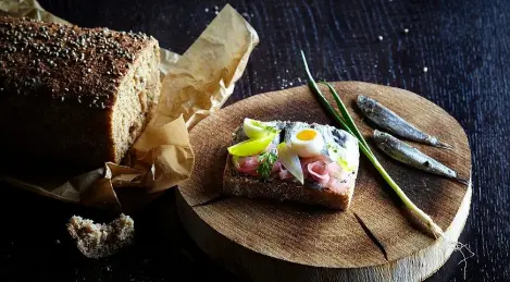 Sepik with bran and hemp seeds, served with sprat and egg