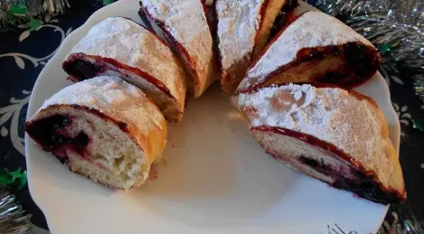 Blackcurrant horseshoe roll