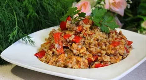 Buckwheat porridge with bell pepper and minced meat