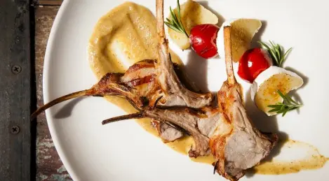 Costillar de ternera con queso de cabra y puré de pera