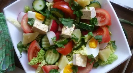 Insalata con tofu e condimento piccante al lime
