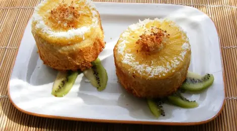 Daisies with pineapples