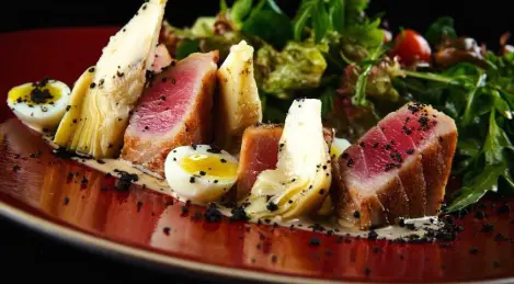 Niçoise with tuna and artichokes