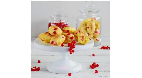 Madeleines mit roten Johannisbeeren
