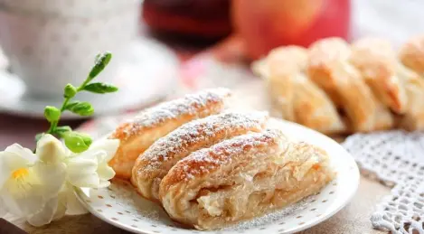 Treccia di sfoglia alle mele caramellate