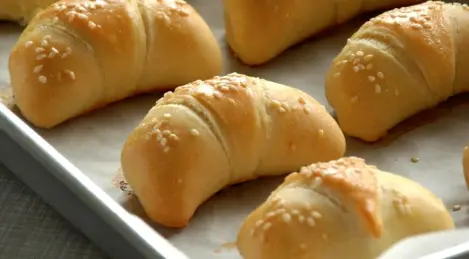 Rollos con queso feta