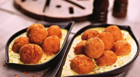 Lentil balls with sweet peppers and yogurt