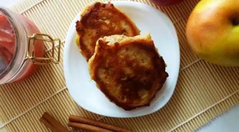 Buñuelos de manzana hechos con harina de trigo sarraceno