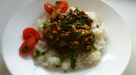 Paneer with spinach (palak paneer)