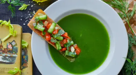 Zuppa fredda di cetriolo di Baku con salmone e petali di mandorle