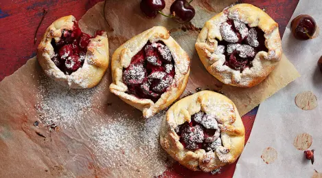 Tartaletas rústicas con cerezas