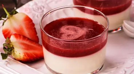 Vanilla panna cotta with strawberry sauce