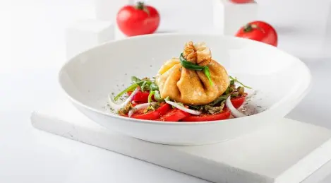 Crepe con queso buratta y capriccio de tomate de Sergey Kondakov