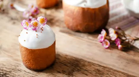 Kulich on kefir with almonds