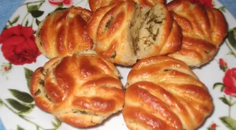 Garlic buns from yeast dough in the oven