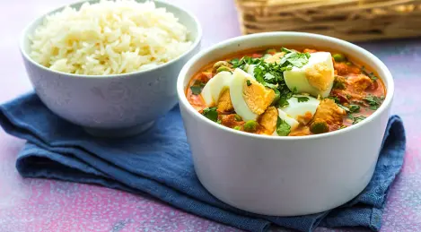 "Cream" curry with eggs