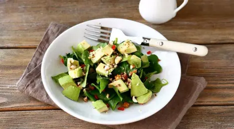 Insalata con formaggio e avocado