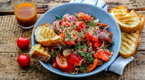 Insalata di pomodori con condimento in stile tailandese
