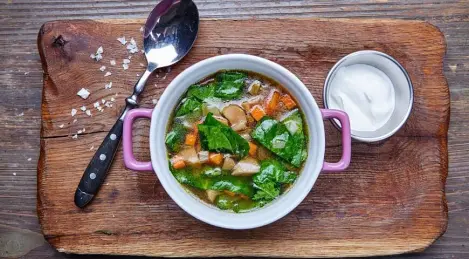 Lean Shchi from spinach with porcini mushrooms