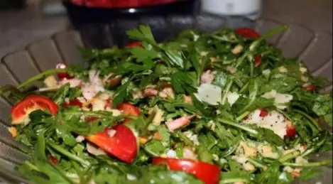Salad with shrimps, arugula and parmesan