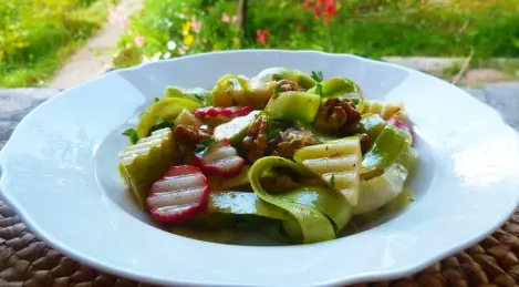 Insalata di zucchine giovani con noci e condimento piccante