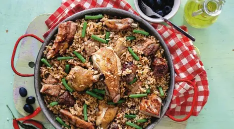 Charcoal paella with sausages and three types of meat