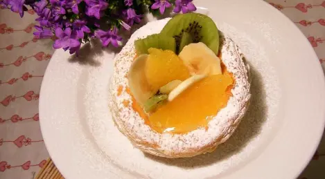 Cestas de hojaldre con nata montada y fruta
