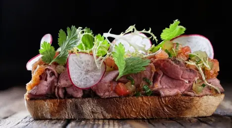 Tartine de rosbif sauce sésame-oignon