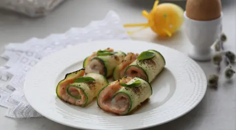 Salmon rolls with zucchini
