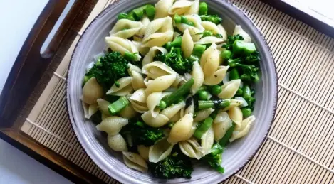 Pasta con verdure e capperi