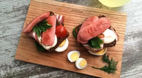 Sandwich avec saucisse et poitrine