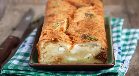Kuchen mit Käse und Feigen
