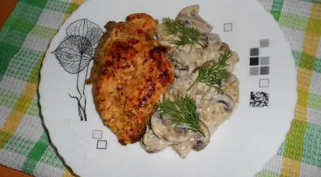 Chicken breast with champignons in a creamy sauce