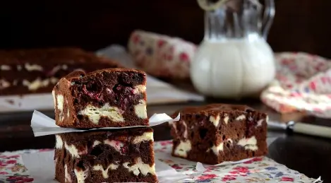 Brownie with cottage cheese and cherries