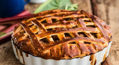 Yeast dough rhubarb pie