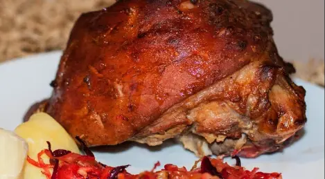 Schweinshaxe in Bier