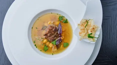 Khash di cervo con ceci e chips di tendini