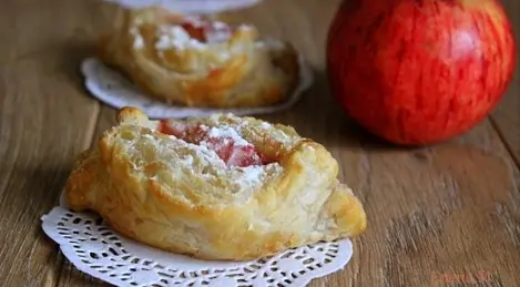 Puffs with apples and cranberries