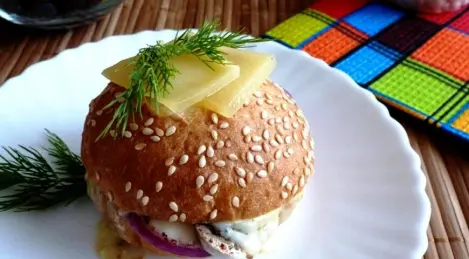 Sándwich tibio con champiñón y queso