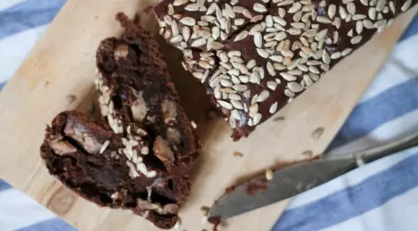 Torta al cioccolato con banane e semi di girasole