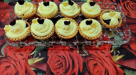 Tartlets with blackcurrant and Mascarpone cream