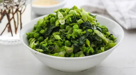 Spinach with green peas