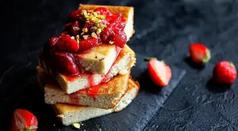 Casserole de fromage cottage à la vanille naturelle, sauce aux fraises et pistaches