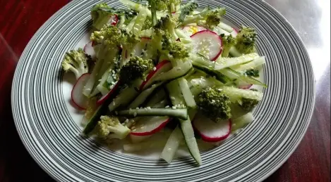 Salade de concombre, radis et brocoli