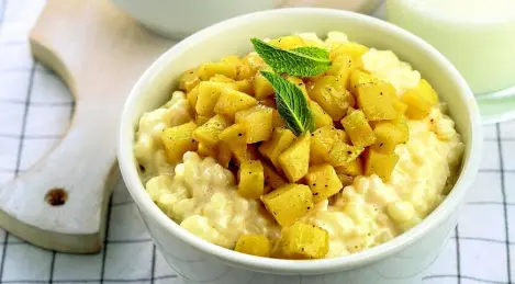 Riso al latte con mele e cannella