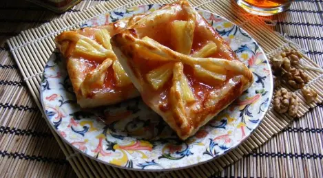 Cake with pineapple and strawberry jam