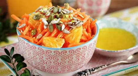 Insalata di carote con salsa all'arancia, pistacchi e semi